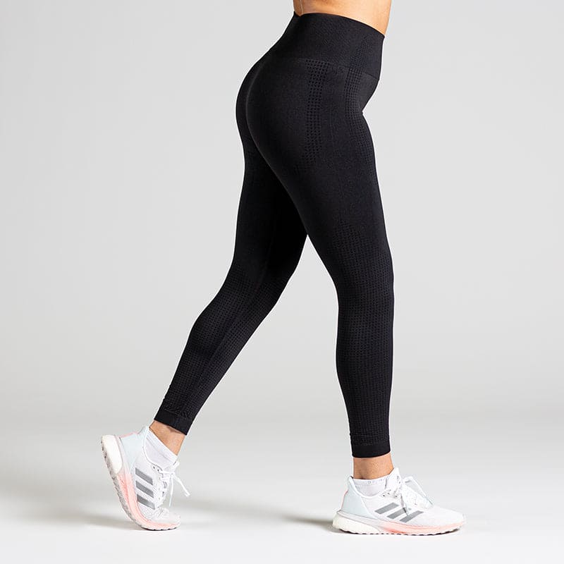 Soft Flow Yoga Leggings in Schwarz; nahtlose High Waist Sport-Leggings mit Mesh-Details für Yoga, Pilates und low-impact Training.