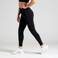 Soft Flow Yoga Leggings in Schwarz; nahtlose High Waist Sport-Leggings mit Mesh-Details für Yoga, Pilates und low-impact Training.