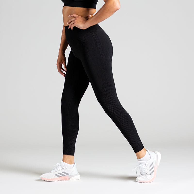 Soft Flow Yoga Leggings in Schwarz; nahtlose High Waist Sport-Leggings mit Mesh-Details für Yoga, Pilates und low-impact Training.