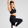 Soft Flow Yoga Bra in Schwarz; nahtloser Sport BH mit Racerback und Mesh-Details für Belüftung bei Yoga, Pilates und low-impact Training.