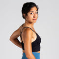 Sleek Silhouette Yoga Bra in Schwarz; minimalistischer Sport-BH mit Two-Strap Cross-Back für Yoga, Pilates und low-impact Training.