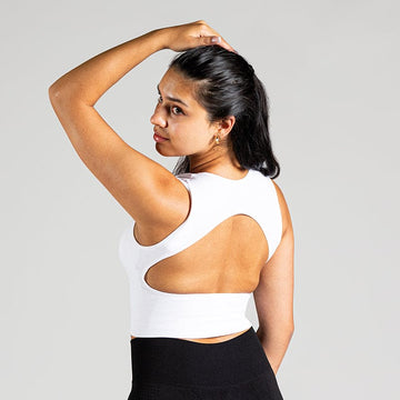 Open Back Workout Bra in Weiß; nahtloser Sport BH mit offenem Rücken für Damen, ideal für Yoga, Pilates und low-impact Training