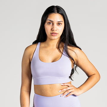 Performance Workout Sports Bra in Lavendel (Lavender Dew); funktionaler Sport-BH mit two-strap cross-back Design am Rücken für starken Halt und maximale Bewegungsfreiheit beim Fitness und Cardio-Training.
