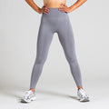 Sculpting Workout Leggings in Grau; blickdichte High Waist Leggings mit Contour-Shaping Effekt für eine formende Passform im Gym.