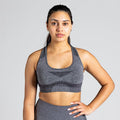 Seamless Yoga Bra in Dunkelgrau (Dark Grey); nahtloser Sport-BH mit Racerback und Mesh-Details für Belüftung bei Yoga, Pilates und low-impact Training.
