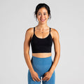 Sleek Silhouette Yoga Bra in Schwarz; minimalistischer Sport-BH mit Two-Strap Cross-Back für Yoga, Pilates und low-impact Training.