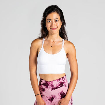 Sleek Silhouette Yoga Bra in Weiß; minimalistischer Sport-BH mit Two-Strap Cross-Back für Yoga, Pilates und low-impact Training.
