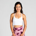 Sleek Silhouette Yoga Bra in Weiß; minimalistischer Sport-BH mit Two-Strap Cross-Back für Yoga, Pilates und low-impact Training.
