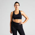 Soft Flow Yoga Bra in Schwarz; nahtloser Sport BH mit Racerback und Mesh-Details für Belüftung bei Yoga, Pilates und low-impact Training.