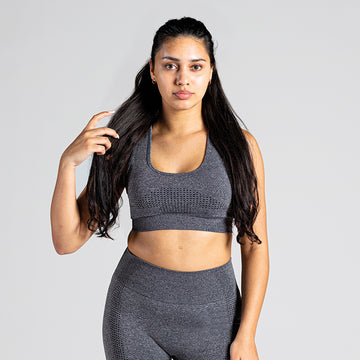 Soft Flow Yoga Bra in Grau; nahtloser Sport BH mit Racerback und Mesh-Details für Belüftung bei Yoga, Pilates und low-impact Training.