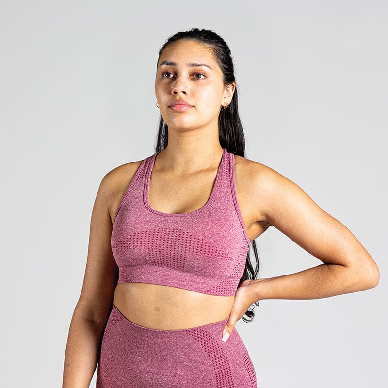 Soft Flow Yoga Bra in Mauve; nahtloser Sport BH mit Racerback und Mesh-Details für Belüftung bei Yoga, Pilates und low-impact Training.