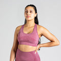 Soft Flow Yoga Bra in Mauve; nahtloser Sport BH mit Racerback und Mesh-Details für Belüftung bei Yoga, Pilates und low-impact Training.